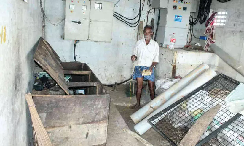 മോട്ടോർ ഷെഡ് കുത്തിത്തുറന്ന് കാൽ ലക്ഷം രൂപയുടെ വൈദ്യുതി കമ്പികൾ മോഷ്ടിച്ചു മോട്ടോർ ഷെഡ് കുത്തിത്തുറന്ന് കാൽ ലക്ഷം രൂപയുടെ വൈദ്യുതി കമ്പികൾ മോഷ്ടിച്ചു