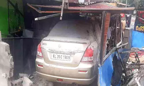 നിയന്ത്രണംവിട്ട കാർ ഹോട്ടലിനകത്തേക്ക് ഇടിച്ചുകയറി ഒരാൾക്ക് പരിക്ക്