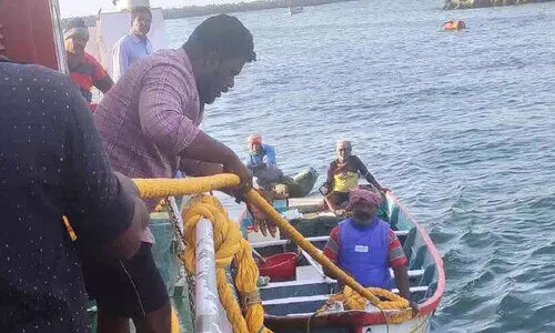 വിഴിഞ്ഞത്ത് കടലിൽ കുടുങ്ങിയ മത്സ്യത്തൊഴിലാളികളെ രക്ഷപ്പെടുത്തി വിഴിഞ്ഞത്ത് കടലിൽ കുടുങ്ങിയ മത്സ്യത്തൊഴിലാളികളെ രക്ഷപ്പെടുത്തി