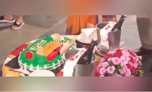 സ്റ്റേഡിയത്തിന്റെ മാതൃകയിലുള്ള കേക്ക് മുറിച്ച് ഇന്ത്യൻ ടീമിന്റെ വിജയാഘോഷം