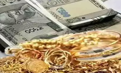 രേഖകളില്ലാതെ കൊണ്ടുവന്ന 27 ലക്ഷവും സ്വർണവുമായി തമിഴ്നാട് സ്വദേശി പിടിയിൽ