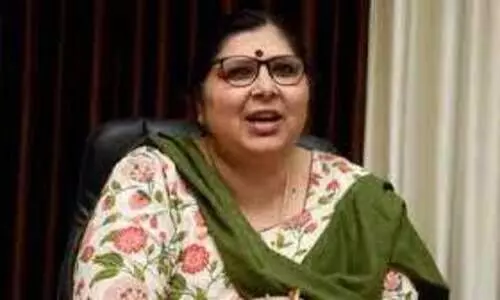 സാനിറ്ററി പാഡ് സർക്കാർ നൽകുമോയെന്ന് വിദ്യാർഥിനി; കോണ്ടവും നൽകണോയെന്ന് വനിതാ ശിശുവകുപ്പ് അധ്യക്ഷ