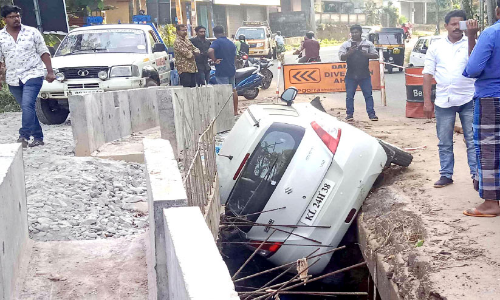 പെരുങ്ങള്ളൂരിൽ വീണ്ടും വാഹനാപകടം; കാർ കുഴിയിലേക്ക്​ മറിഞ്ഞു