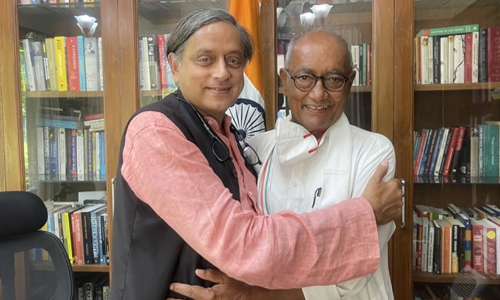 ഇത് ശത്രുക്കളുടെ പോരാട്ടമല്ല, സൗഹൃദ മത്സരം. ജയിക്കുന്നത് കോൺഗ്രസ്; ദിഗ്‌വിജയ് സിങ്ങിനെ കെട്ടിപ്പിടിച്ച് ശശി തരൂർ