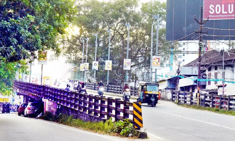 കോഴിക്കോട്ടെ ആദ്യ മേൽപാലം നന്നാക്കാൻ ഭരണാനുമതി കോഴിക്കോട്ടെ ആദ്യ മേൽപാലം നന്നാക്കാൻ ഭരണാനുമതി