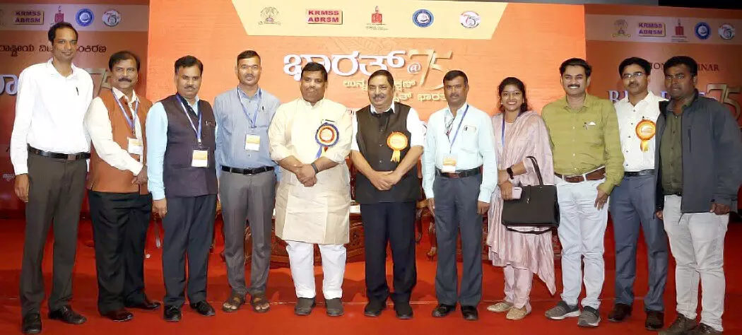 ക​​​ർ​​​ണാ​​​ട​​​ക​​​യി​​​ൽ ന​​​ട​​​ന്ന ആ​​​ർ.​​​എ​​​സ്.​​​എ​​​സ് അ​​​ഫി​​​ലി​​​യേ​​റ്റ​​ഡ് അ​​​ധ്യാ​​​പ​​​ക സം​​​ഘ​​​ട​​​നാ സ​​​മ്മേ​​​ള​​​ന​​​ത്തി​​​ലെ പ്ര​​​തി​​​നി​​​ധി​​​ക​​​ളോ​​​ടൊ​​​പ്പം കേ​​​ന്ദ്ര​ സ​​​ർ​​​വ​​​ക​​​ലാ​​​ശാ​​​ല വൈ​​​സ് ചാ​​​ൻ​​​സ​​​ല​​​ർ ഡോ. ​​​എ​​​ച്ച്. വെ​​​ങ്ക​​​ടേ​​​ശ്വ​​​ർ​​​ ലു. ഇ​​​വ​​​രി​​​ൽ ര​​​ണ്ടു​പേ​​​ർ​​​ക്ക് ഒ​​​ഴി​​​കെ എ​​​ല്ലാ​​​വ​​​ർ​​​ക്കും കേ​​​ന്ദ്ര​ വാ​​​ഴ​്സി​​​റ്റി​​​യി​​​ൽ നി​​​യ​​​മ​​​നം ന​​​ൽ​​​കി. എ​​​ഫ്.​​​ബി​​​യി​​​ൽ വി.​​​സി ചെ​​​യ്ത പോ​​​സ്റ്റ്. സ്വ​​​ജ​​​ന​​​പ​​​ക്ഷ​​​പാ​​​ത​​​ത്തി​​​ന്റെ എ​​​ഫ്.​​​ബി തെ​​​ളി​​​വ് 