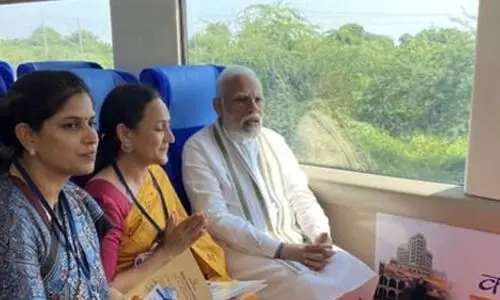 വന്ദേഭാരത് എക്സ്പ്രസിന് ഫ്ലാഗ് ഓഫ്; റെയിൽവേ ജീവനക്കാർക്കൊപ്പം യാത്ര ചെയ്ത് പ്രധാനമന്ത്രി