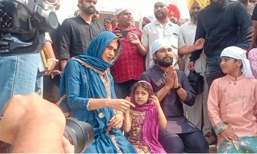 Allu Arjun visits Golden Temple as he celebrate wife Sneha Reddy’s birthday Allu Arjun visits Golden Temple as he celebrate wife Sneha Reddy’s birthday