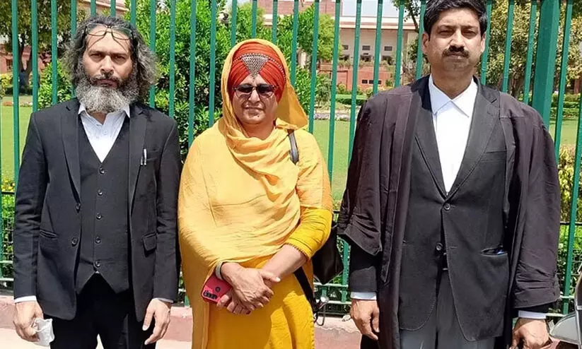 എനിക്ക് തല മറക്കാമെങ്കിൽ എന്തുകൊണ്ട് അവർക്ക് പറ്റില്ല?: ഹിജാബ് നിരോധനത്തിനെതിരെ സിഖ് യുവതി കോടതിയിൽ എനിക്ക് തല മറക്കാമെങ്കിൽ എന്തുകൊണ്ട് അവർക്ക് പറ്റില്ല?: ഹിജാബ് നിരോധനത്തിനെതിരെ സിഖ് യുവതി കോടതിയിൽ