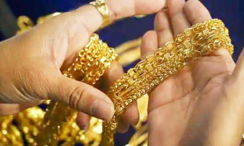 സ്വ​ർ​ണ വി​ല കു​റ​ഞ്ഞു;  ജ്വ​ല്ല​റി​ക​ളി​ൽ തി​ര​ക്കേ​റി