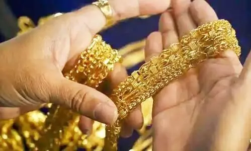 സ്വ​ർ​ണ വി​ല കു​റ​ഞ്ഞു;  ജ്വ​ല്ല​റി​ക​ളി​ൽ തി​ര​ക്കേ​റി