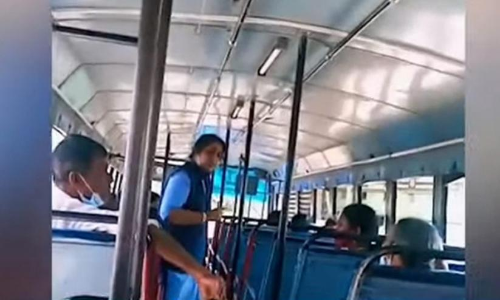 തൊഴിലുറപ്പിന് പോയിക്കിടന്ന് ഉറങ്ങുകയല്ല, ഇറങ്ങിപ്പോടീ; ബസിൽ കയറിയിരുന്ന യാത്രക്കാരെ അസഭ്യം പറഞ്ഞ് ഇറക്കിവിട്ട് വനിതാ കണ്ടക്ടർ -വിഡിയോ