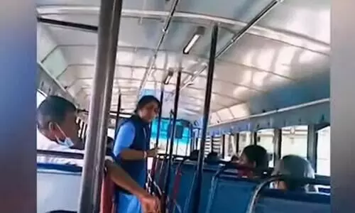തൊഴിലുറപ്പിന് പോയിക്കിടന്ന് ഉറങ്ങുകയല്ല, ഇറങ്ങിപ്പോടീ; ബസിൽ കയറിയിരുന്ന യാത്രക്കാരെ അസഭ്യം പറഞ്ഞ് ഇറക്കിവിട്ട് വനിതാ കണ്ടക്ടർ -വിഡിയോ