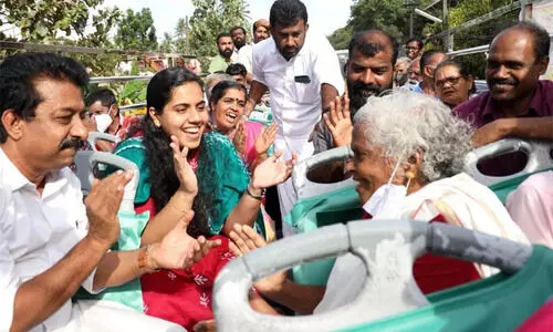 ആടിയും പാടിയും സ്നേഹം പങ്കിട്ടും നഗരയാത്ര സ്നേഹയാത്രയായി മാറി