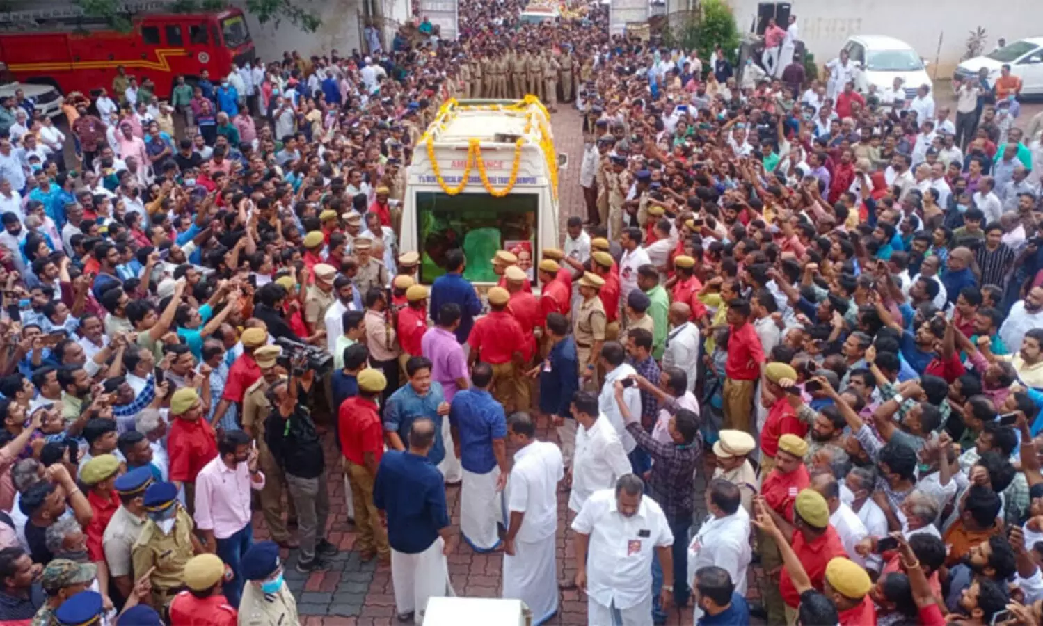 വഴിയോരങ്ങളിൽ പതിനായിരങ്ങൾ : കോടിയേരിക്ക് നാടിന്റെ അന്ത്യാഞ്ജലി