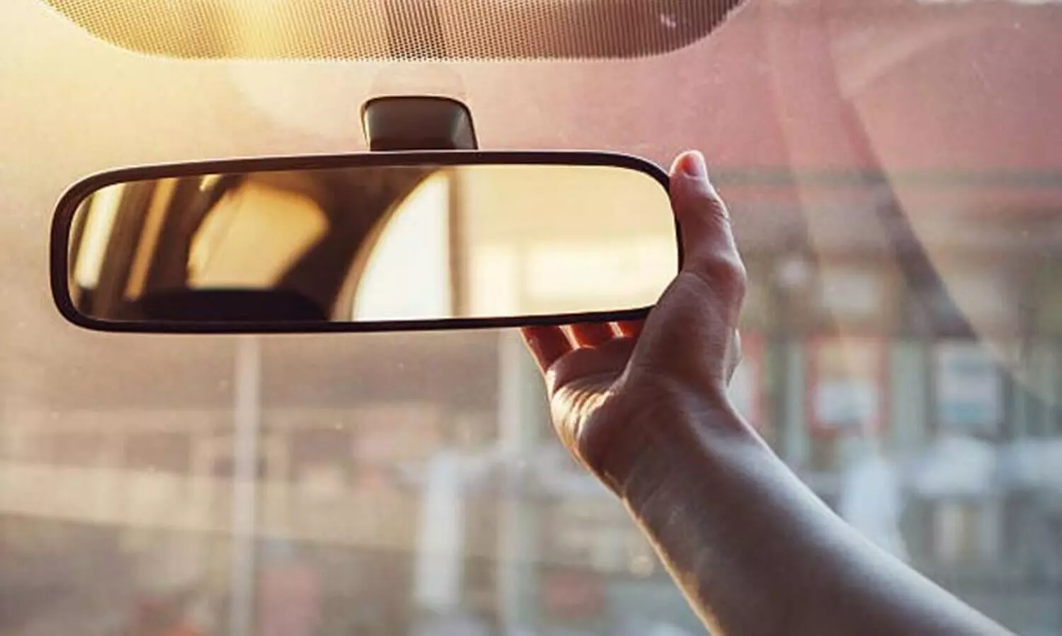 important for drivers to use their rearview mirrors