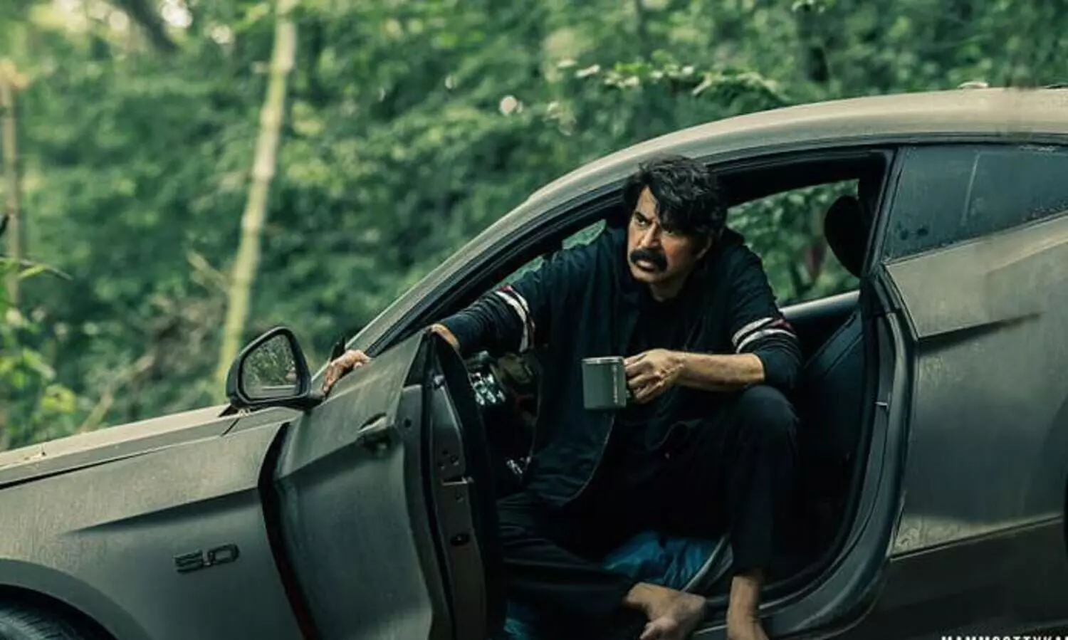 മരത്തിൽ ഇടിച്ച കാർ, കാപ്പി കുടിക്കുന്ന മമ്മൂട്ടി; ആരാധകർ ഏറ്റെടുത്ത് റോഷാക്കിന്റെ പുതിയ പോസ്റ്റർ