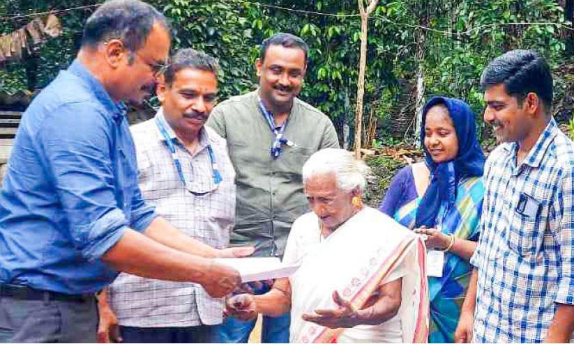 106 പിന്നിട്ട കുഞ്ഞുപെണ്ണിന് തെരഞ്ഞെടുപ്പ് കമീഷന്റെ ആദരം 106 പിന്നിട്ട കുഞ്ഞുപെണ്ണിന് തെരഞ്ഞെടുപ്പ് കമീഷന്റെ ആദരം