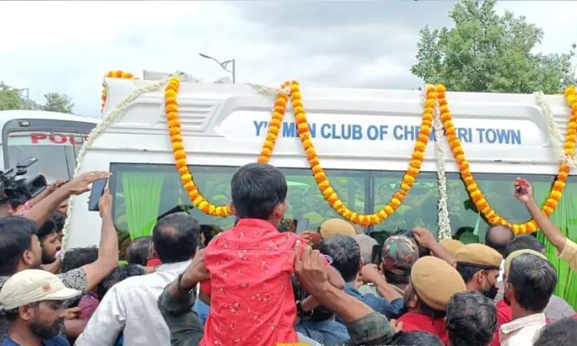 സഖാവിനെ നെഞ്ചോട് ചേർത്ത് ജന്മനാട്; വിലാപയാത്ര തലശ്ശേരിയിലെത്തി സഖാവിനെ നെഞ്ചോട് ചേർത്ത് ജന്മനാട്; വിലാപയാത്ര തലശ്ശേരിയിലെത്തി