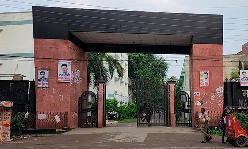 നവരാത്രി വ്രതത്തിന് പകരം സ്ത്രീകൾ ഭരണഘടനയും ഹിന്ദു കോഡ് ബില്ലും വായിക്കണം; വാരാണസിയിൽ അധ്യാപകനെ പുറത്താക്കി