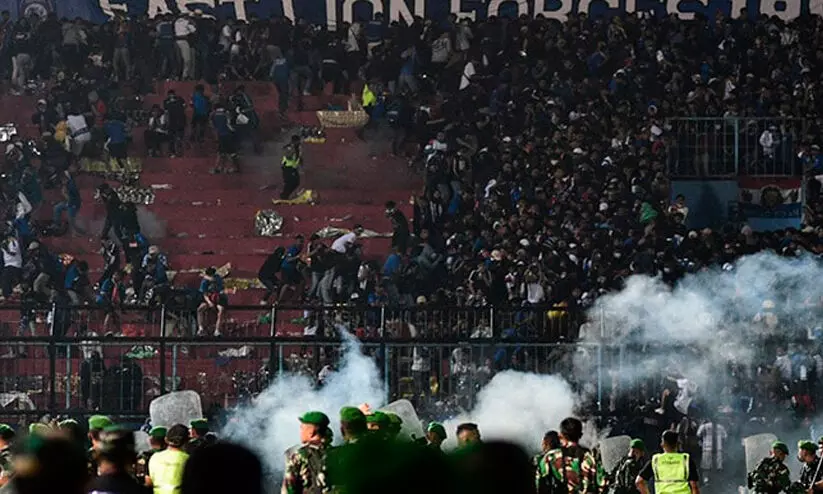 ലോക ഫുട്ബോൾ ചരിത്രത്തിലെ ഏറ്റവും വലിയ ദുരന്തങ്ങളിലൊന്ന്; ഇന്തോനേഷ്യയിൽ മരണം 174 ലോക ഫുട്ബോൾ ചരിത്രത്തിലെ ഏറ്റവും വലിയ ദുരന്തങ്ങളിലൊന്ന്; ഇന്തോനേഷ്യയിൽ മരണം 174