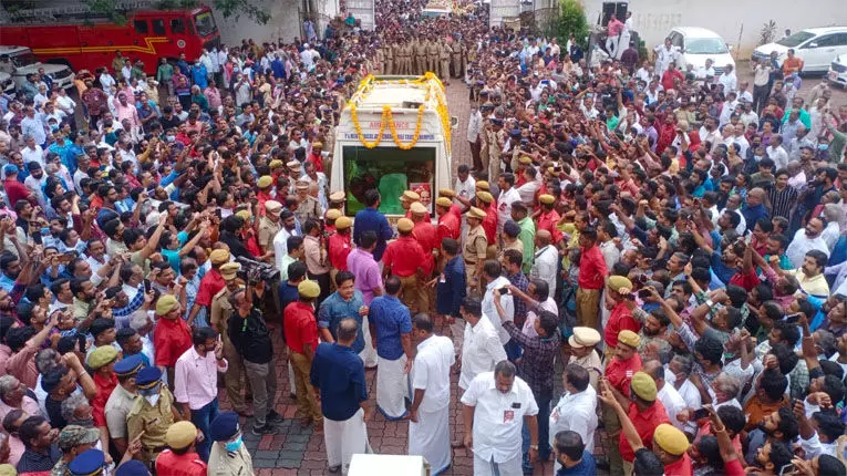 വഴിയോരങ്ങളിൽ പതിനായിരങ്ങൾ : കോടിയേരിക്ക് നാടിന്റെ അന്ത്യാഞ്ജലി