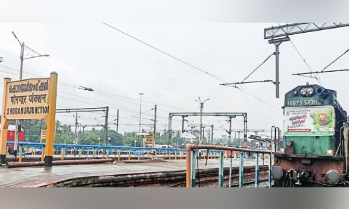 നിലമ്പൂർ-ഷൊർണൂർ പാതയിൽ; പുലർക്കാല ചൂളം വിളി ഉയർന്നു