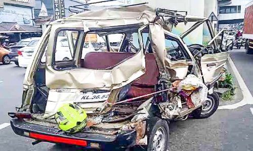 കെ.എസ്.ആർ.ടി.സി ബസ് വാനിലിടിച്ചു; ഡ്രൈവർ അത്ഭുതകരമായി രക്ഷപ്പെട്ടു