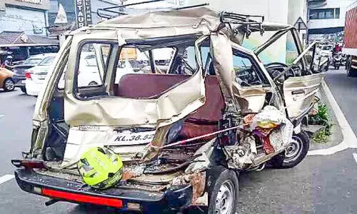 കെ.എസ്.ആർ.ടി.സി ബസ് വാനിലിടിച്ചു; ഡ്രൈവർ അത്ഭുതകരമായി രക്ഷപ്പെട്ടു