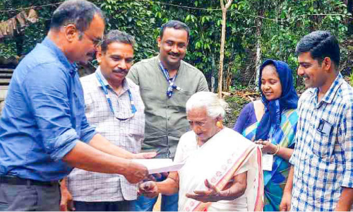 106 പിന്നിട്ട കുഞ്ഞുപെണ്ണിന് തെരഞ്ഞെടുപ്പ് കമീഷന്‍റെ ആദരം