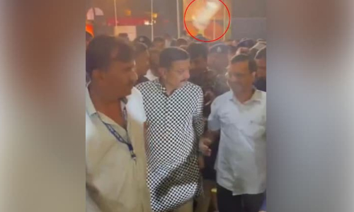 ഗുജറാത്തിൽ കെജ്‌രിവാളിനുനേരെ കുപ്പിയേറ്; സംഭവം ക്ഷേത്ര സന്ദർശനത്തിനിടെ