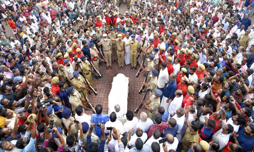 ഹൃദയാഭിവാദ്യമേറ്റ്...പ്രിയപ്പെട്ടവരെ കണ്ണീരണിയിച്ച് കോടിയേരിയുടെ ഭൗതികശരീരം പിറന്ന നാട്ടിൽ; ഇന്ന് സംസ്കാരം ഹൃദയാഭിവാദ്യമേറ്റ്...പ്രിയപ്പെട്ടവരെ കണ്ണീരണിയിച്ച് കോടിയേരിയുടെ ഭൗതികശരീരം പിറന്ന നാട്ടിൽ; ഇന്ന് സംസ്കാരം