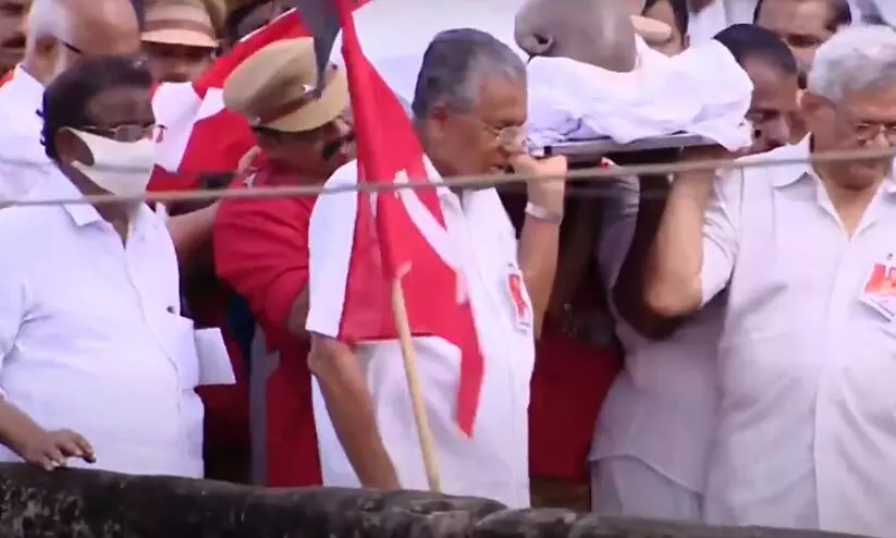 അന്ത്യയാത്രയിൽ ആത്മമിത്രത്തെ ചുമലിലേറ്റി മുഖ്യമന്ത്രി അന്ത്യയാത്രയിൽ ആത്മമിത്രത്തെ ചുമലിലേറ്റി മുഖ്യമന്ത്രി