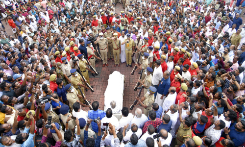 ഹൃദയാഭിവാദ്യമേറ്റ്...പ്രിയപ്പെട്ടവരെ കണ്ണീരണിയിച്ച് കോടിയേരിയുടെ ഭൗതികശരീരം പിറന്ന നാട്ടിൽ; ഇന്ന് സംസ്കാരം