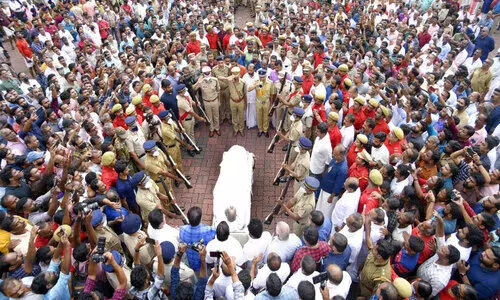 ഹൃദയാഭിവാദ്യമേറ്റ്...പ്രിയപ്പെട്ടവരെ കണ്ണീരണിയിച്ച് കോടിയേരിയുടെ ഭൗതികശരീരം പിറന്ന നാട്ടിൽ; ഇന്ന് സംസ്കാരം