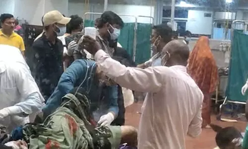 ദുർഗാപൂജയുടെ പന്തലിൽ തീപിടിച്ച് 10 വയസുകാരി ഉൾപ്പെടെ മൂന്ന് മരണം