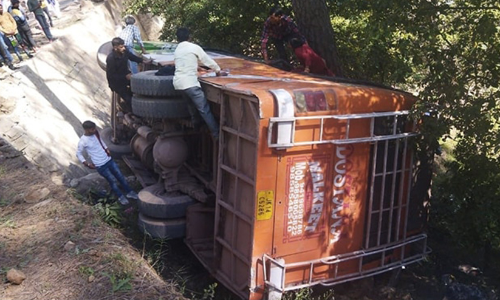 കശ്മീരിൽ ബസ് താഴ്ചയിലേക്ക് മറിഞ്ഞ് ഒരാൾ മരിച്ചു, 67 പേർക്ക് പരിക്ക്