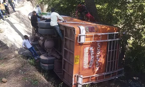 കശ്മീരിൽ ബസ് താഴ്ചയിലേക്ക് മറിഞ്ഞ് ഒരാൾ മരിച്ചു, 67 പേർക്ക് പരിക്ക്