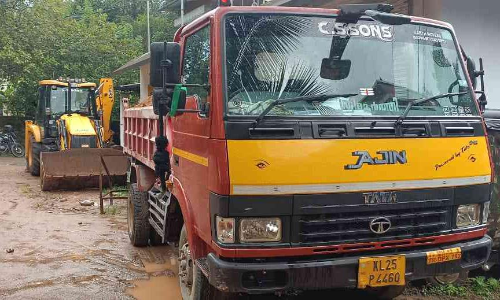 അനധികൃത മണ്ണ് ഖനനം: മണ്ണ് മാന്തിയന്ത്രവും ലോറിയും പിടികൂടി