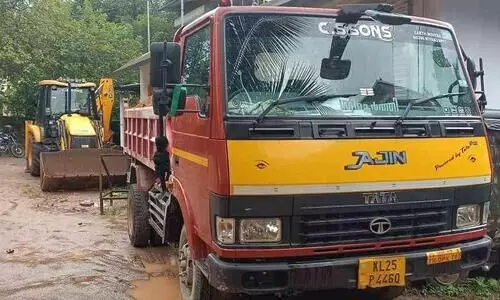 അനധികൃത മണ്ണ് ഖനനം: മണ്ണ് മാന്തിയന്ത്രവും ലോറിയും പിടികൂടി