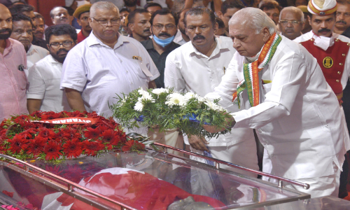 പടിയിറങ്ങി, ആ നിറചിരിയില്ലാതെ; അന്ത്യാഞ്ജലിക്കായി കേരളം അഴീക്കോടൻ മന്ദിരത്തിൽ ഒഴുകിയെത്തി