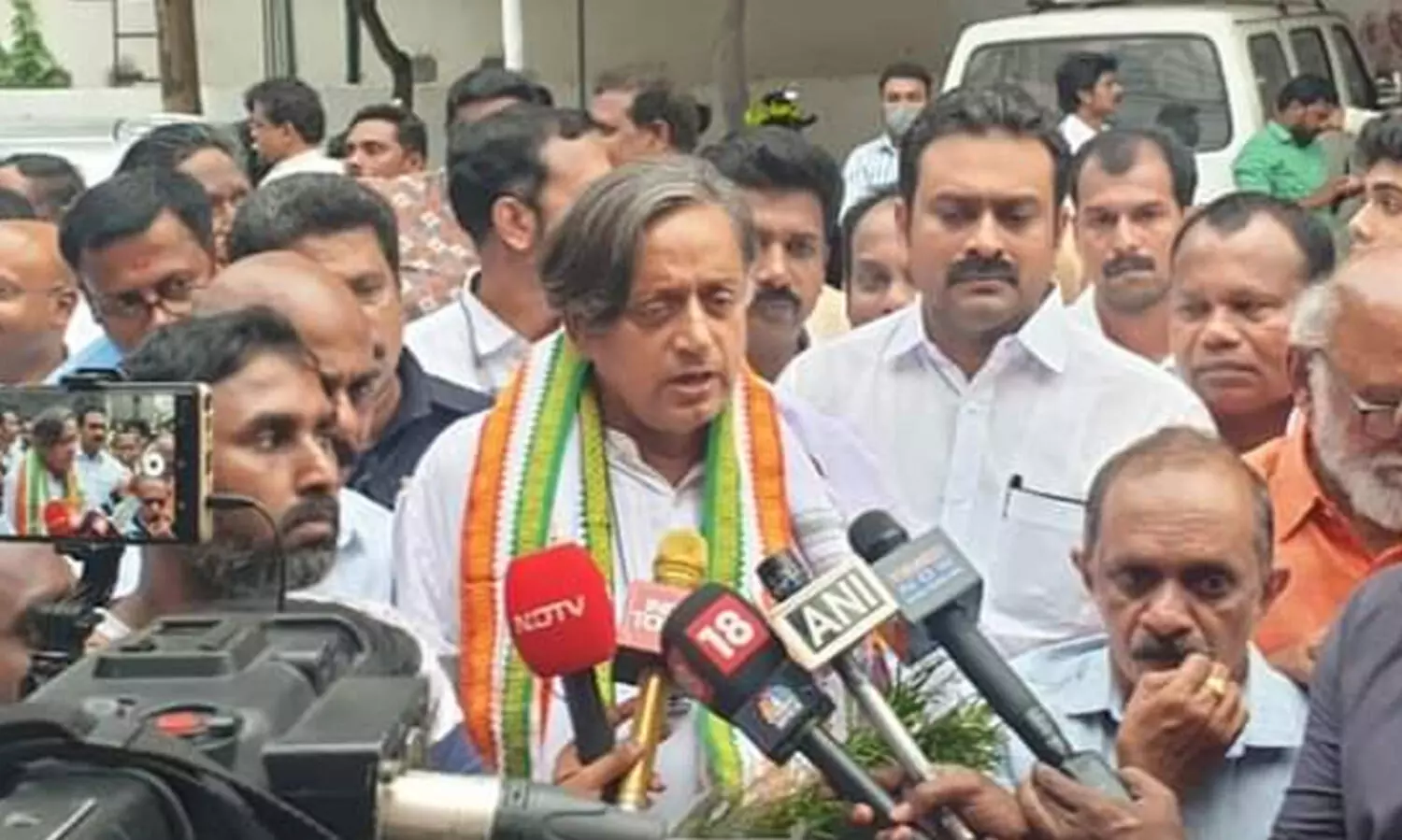 shashi tharoor 0978656