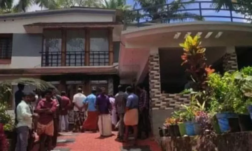 ദമ്പതികളെ ചുറ്റികകൊണ്ട് തലക്കടിച്ച് കത്തിച്ച് കൊന്ന പ്രതിയും മരിച്ചു ദമ്പതികളെ ചുറ്റികകൊണ്ട് തലക്കടിച്ച് കത്തിച്ച് കൊന്ന പ്രതിയും മരിച്ചു