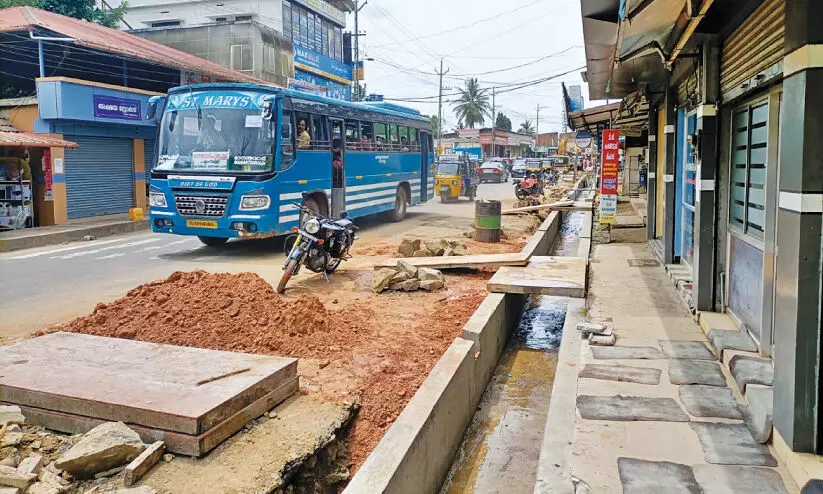 ടൗ​ൺ വി​ക​സ​ന​ത്തി​ന് ഗു​ണം ചെ​യ്യാ​തെ പു​ൽ​പ​ള്ളി​യി​ൽ റോ​ഡ് ന​വീ​ക​ര​ണം
