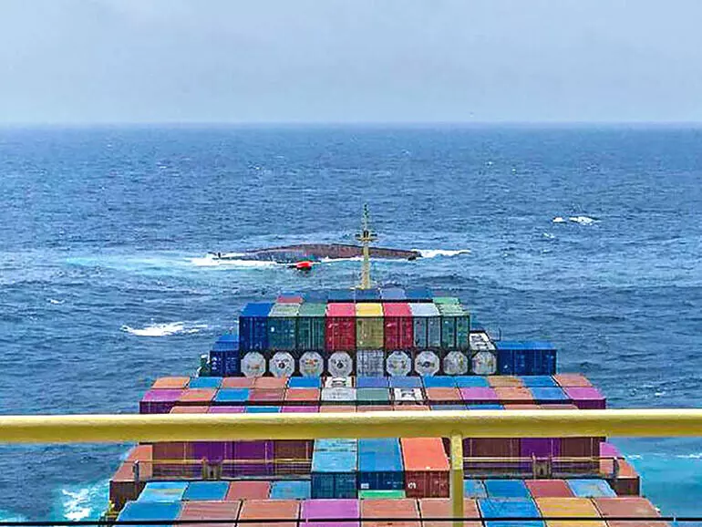 അപകടത്തിൽപെട്ട 19 ഇന്ത്യൻ കപ്പൽ ജീവനക്കാരെ ഒമാൻ രക്ഷിച്ചു അപകടത്തിൽപെട്ട 19 ഇന്ത്യൻ കപ്പൽ ജീവനക്കാരെ ഒമാൻ രക്ഷിച്ചു