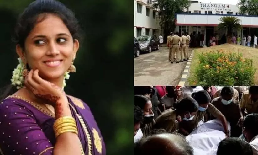തങ്കം ആശുപത്രിയിൽ അമ്മയും നവജാത ശിശുവും മരിച്ച സംഭവം; ഡോക്ടർമാരെ അറസ്റ്റ് ചെയ്ത് വിട്ടയച്ചു തങ്കം ആശുപത്രിയിൽ അമ്മയും നവജാത ശിശുവും മരിച്ച സംഭവം; ഡോക്ടർമാരെ അറസ്റ്റ് ചെയ്ത് വിട്ടയച്ചു