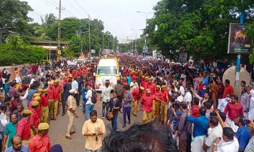 വികാരത്തിരയടിച്ച് പയ്യാമ്പലം വികാരത്തിരയടിച്ച് പയ്യാമ്പലം