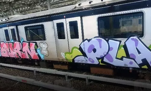 ഇറ്റാലിയൻ സംഘത്തിന് ബന്ധമി​ല്ല; കൊച്ചി മെട്രോയിൽ ഗ്രാഫിറ്റി വരച്ച് കടന്നുകളഞ്ഞത് ആരാണ്?