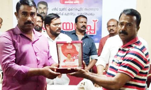 മുസ്തഫക്ക് കേളി യാത്രയയപ്പ് നൽകി മുസ്തഫക്ക് കേളി യാത്രയയപ്പ് നൽകി