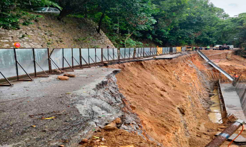 റോ​ഡ് ഇ​ടി​ഞ്ഞു; പൊ​ന്മു​ടി പൂ​ർ​ണ​മാ​യും ഒ​റ്റ​പ്പെ​ട്ടു